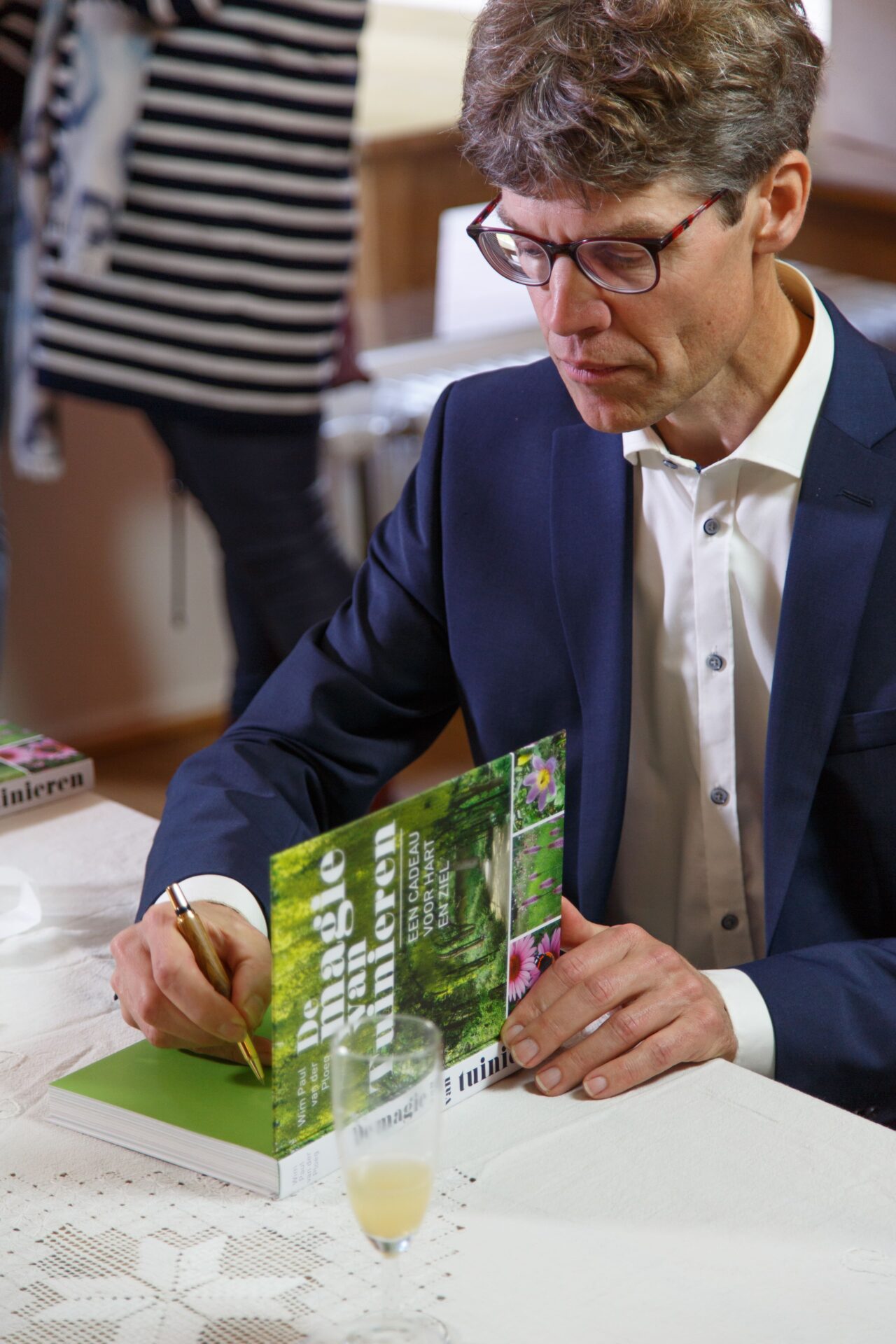 Wim Paul van der Ploeg signeert zijn boek De Magie van Tuinieren